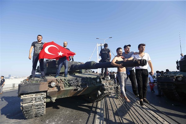 Fotoğraflarla FETÖ'nün Askerlerinin 15-16 Temmuz 2016 Darbe Girişimi