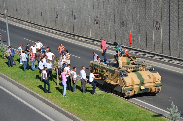 Fotoğraflarla FETÖ'nün Askerlerinin 15-16 Temmuz 2016 Darbe Girişimi