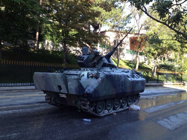 Fotoğraflarla FETÖ'nün Askerlerinin 15-16 Temmuz 2016 Darbe Girişimi