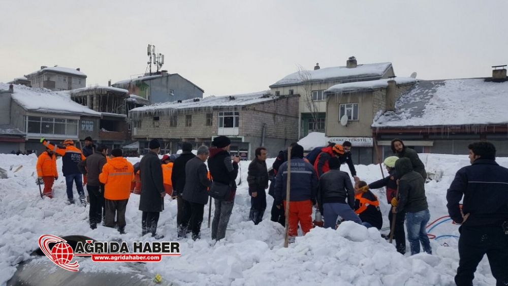 Ağrı Sebze Pazarının Çatısı Çöktü: Çok Sayıda Yaralılar Var!