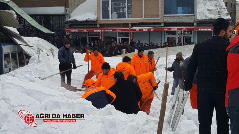 Ağrı Sebze Pazarının Çatısı Çöktü: Çok Sayıda Yaralılar Var!