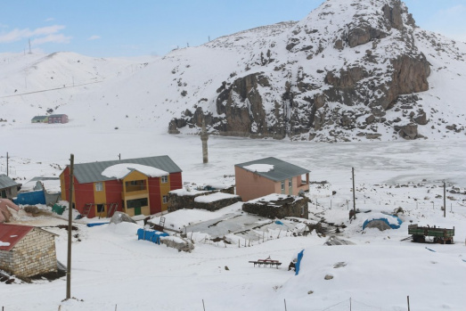 Ağrı Yazıcı Barajında Buzlar Arasında ayakta duran Minare