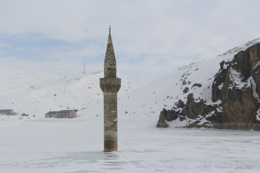 Ağrı Yazıcı Barajında Buzlar Arasında ayakta duran Minare