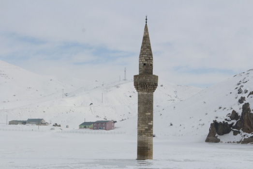 Ağrı Yazıcı Barajında Buzlar Arasında ayakta duran Minare