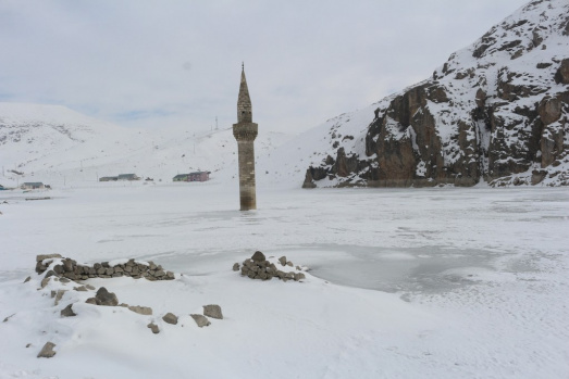 Ağrı Yazıcı Barajında Buzlar Arasında ayakta duran Minare