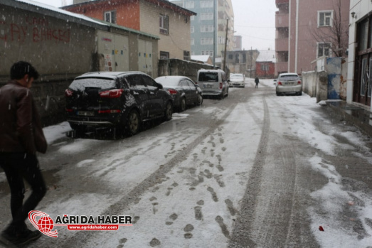 Ağrı'da Karla karışık Yağmur etkili oluyor