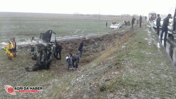 Ağrı'da Zincirleme Trafik Kazası! 3 İranlı Araç Birbirine Girdi!