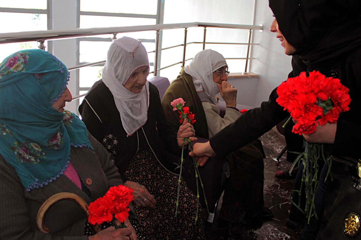 Huzurevinin kadın sakinlerine saç bakımı