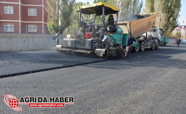 Ağrı Belediyesi Tarafından Kombina Yolu Asfaltlanıyor