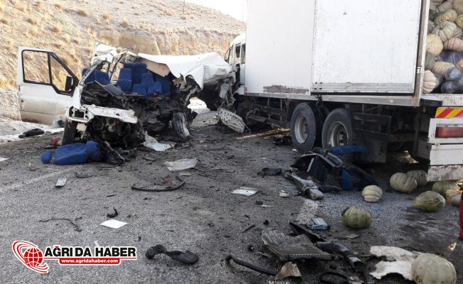 Van'da Trafik Kazası: 8 Ölü 2 Yaralı