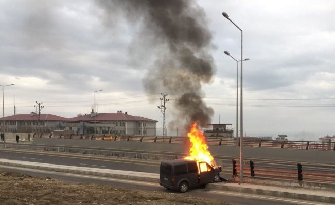 Erciş’te kaçakçılıkta kullanılan otomobil alev topuna döndü