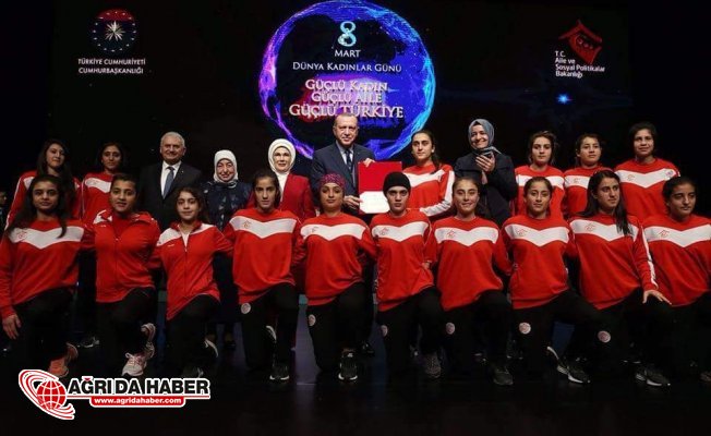 Ağrı ASP Kadın Futbol Takımı Cumhurbaşkanlığı Külliyesinde