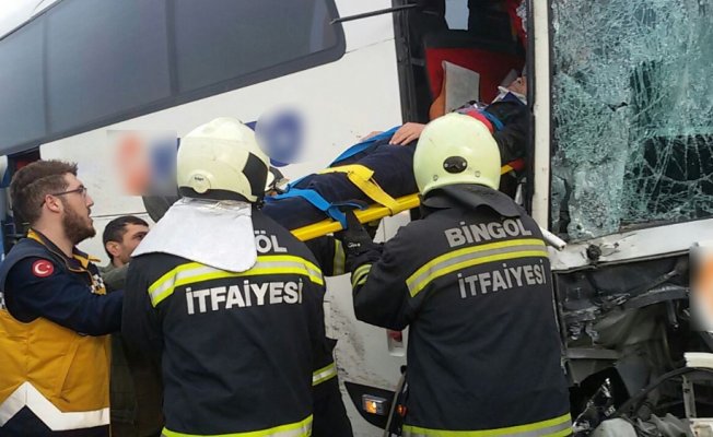 Bingöl’de 2 otobüs çarpıştı: 7 yaralı