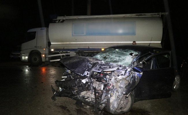Otomobil kamyona çarptı: 2 ölü, 1 yaralı