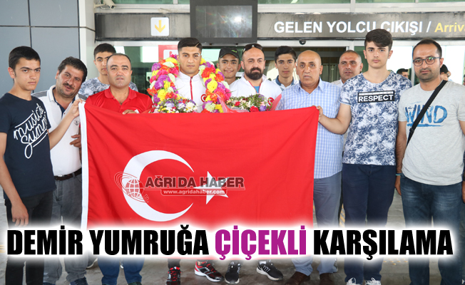 Demir Yumruk Malkan Çiçeklerle Karşılandı