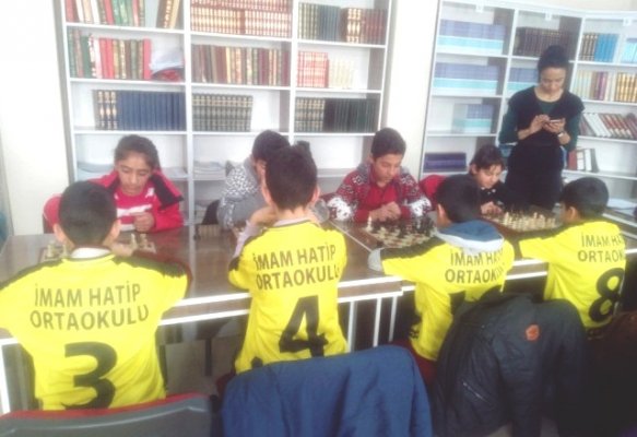 Eleşkirt'te İlokullar Satranç Turnuvasında yarışıyor