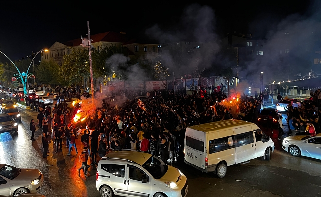 Ağrı sarı-kırmızı! Taraftarlar doyasıya şampiyonluğu kutladı