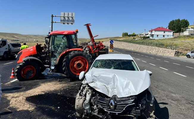 Ağrı’da yola atlayan traktör kazaya neden oldu