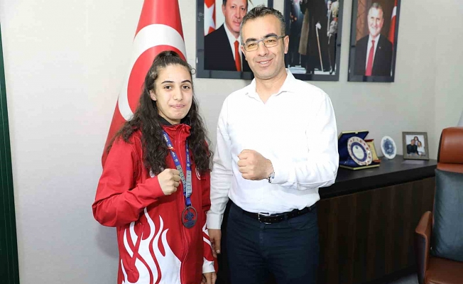 Milli sporcu Sibel Oruç, Ağrı’da davul zurnayla karşılandı