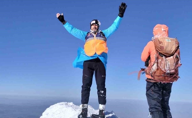 Ağrı Dağı’nda dağcılar kar ve fırtınaya rağmen zirveye ulaştı