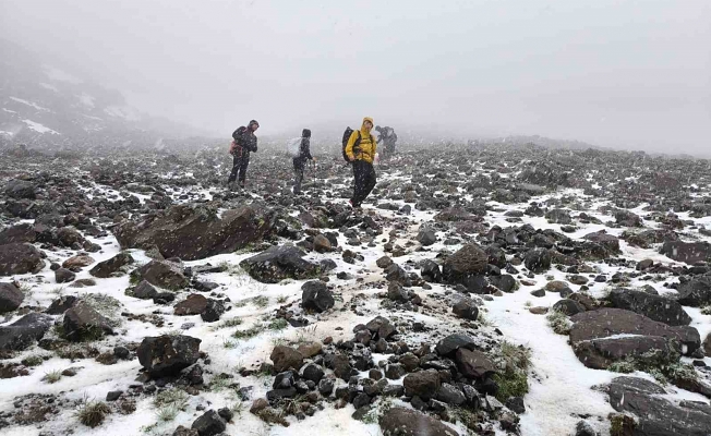 Ağrı Dağı’nda, dağcılara kar ve tipi engeli