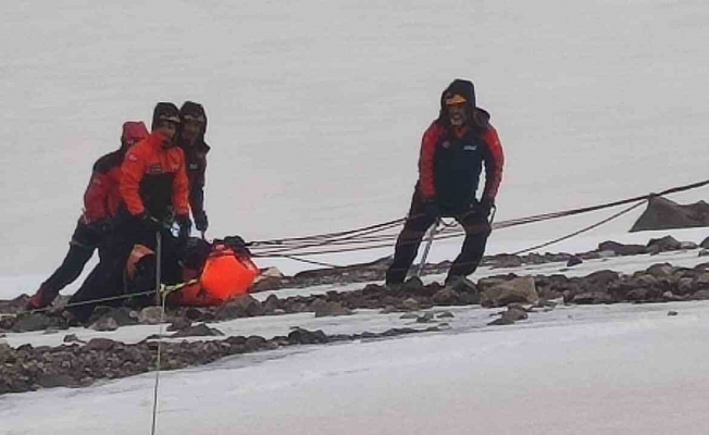 Ağrı dağında hayatını kaybeden 2 dağcının cesedi kamp alanına taşınıyor
