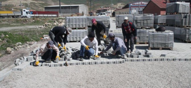 Yüksekova Belediyesi'nin yol yapım çalışmaları