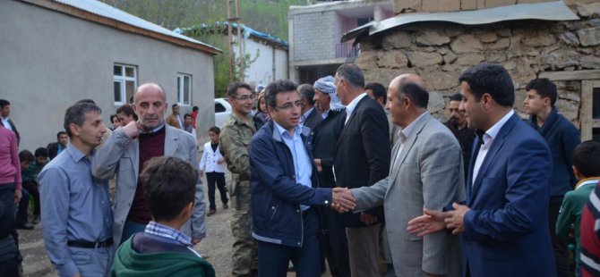 Şemdinli Kaymakamı Öztürk, ilçedeki düğünlere katıldı