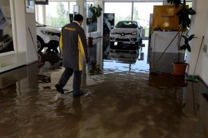 Sulama kanalı taştı, iş yeri sular altında kaldı