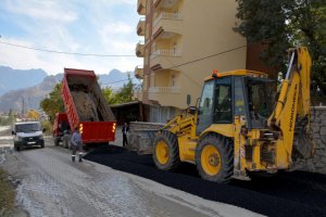 Hakkari Belediyesi, bozulan yolları onarıyor