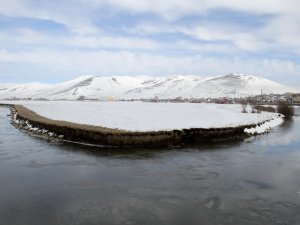 Ardahan Kura Nehri Gecenin  Soğuğun'dan  Dondu