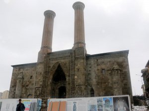 Çifte Minareli Medrese Turistlerin İlgisini Çekiyor