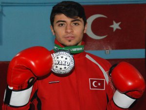 Dünya Kick Boks Şampiyonu sporcu hedef büyüttü