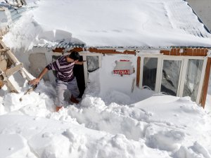 Van'da Kar esareti yüzünden eve pencereden giriyorlar