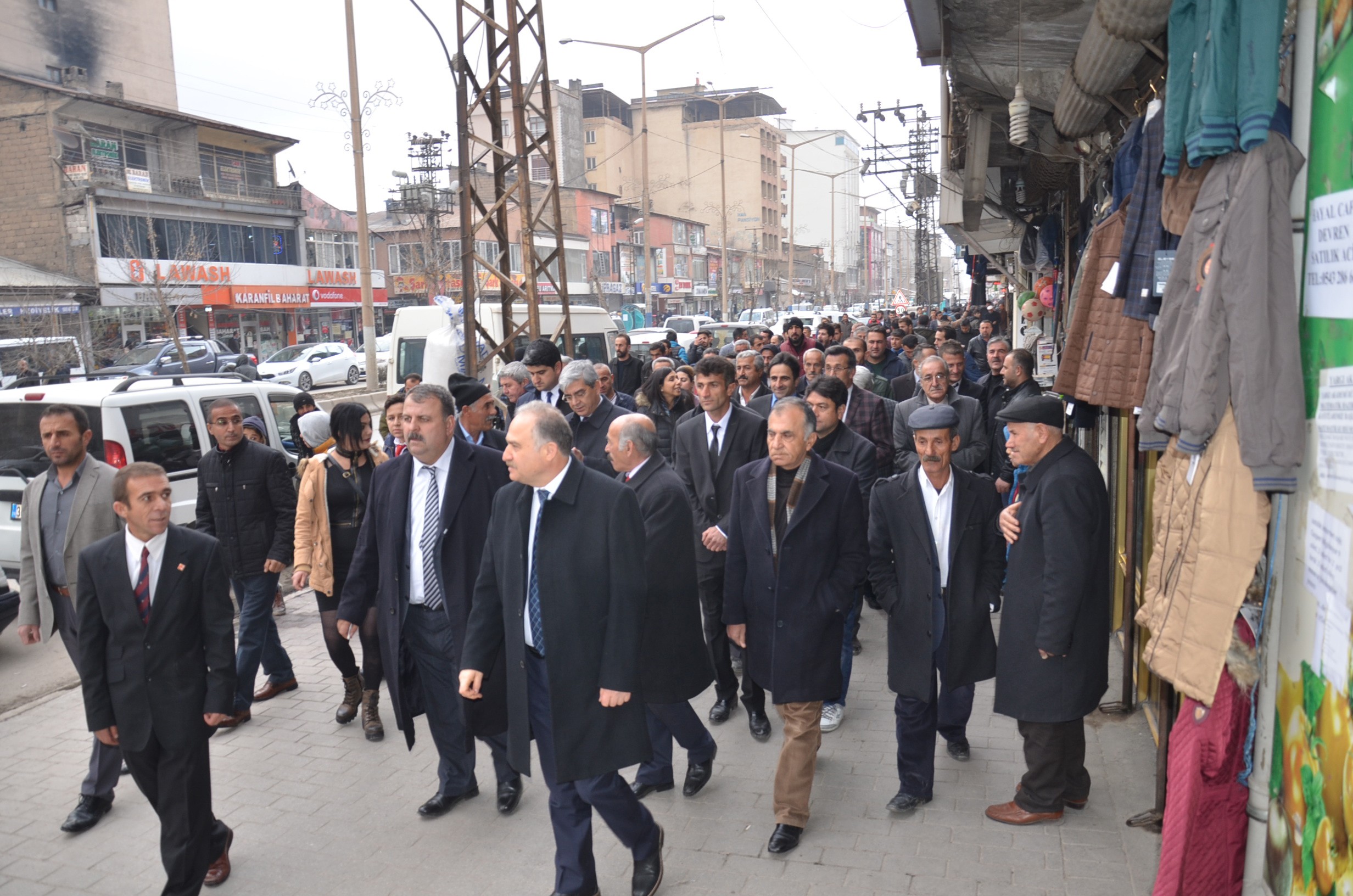 Chp Heyeti Yüksekova'da esnafları ziyaret ederek vatandaşlarla sohbet etti