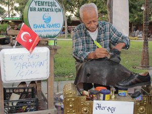 Arakanlı Müslümanlar İçin Ayakkabı Boyuyor