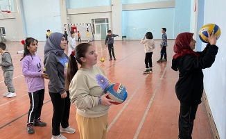 Ağrı'da Ücretsiz Tenis ve Voleybol Eğitimleri Devam Ediyor